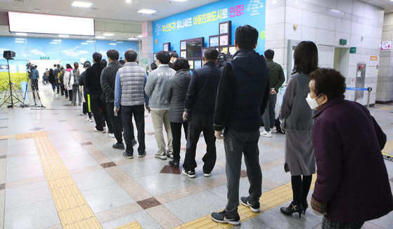 Voters line up at a polling station in Busan on Wednesday to cast their ballots for Korea’s next president. [SONG BONG-GEUN] 