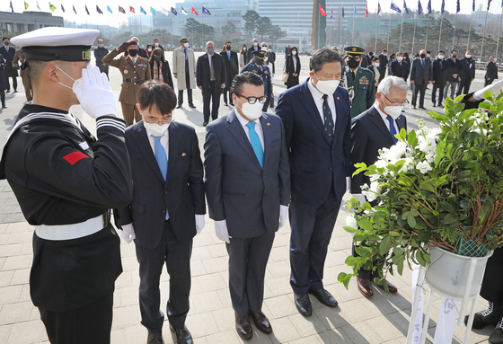 Ambassador of Colombia to Korea Juan Carlos Caiza, center, and Minister of Patriots and Veterans Affairs Hwang Ki-chul, to his right, honor the Colombian veterans of the 1950-53 Korean War at the War Memorial of Korea in central Seoul on Thursday, which was also the 60th anniversary of Colombia-Korea relations. [PARK SANG-MOON]