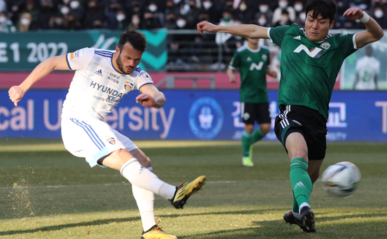 Ulsan Hyundai's Valeri Qazaishvili takes a shot during a game against Jeonbuk Hyundai Motors at Jeonju World Cup Stadium in Jeonju, North Jeolla on March 6. [YONHAP]