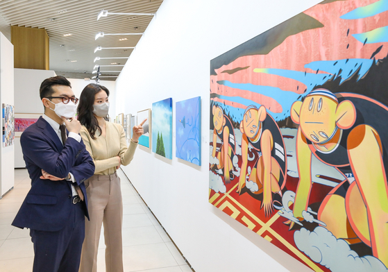 K Auction opened a six-day special art market in collaboration with Hyundai Department Store at The Hyundai Seoul in Yeouido, western Seoul, on Tuesday. The show titled ″The Collection,″ runs through Sunday. [YONHAP] 