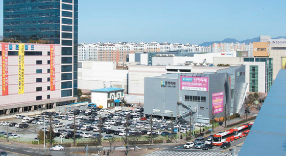 A plot of land in Seo District, Gwangju, where Shinsegae Group was planning to build a big shopping complex in 2017. The plan was scrapped due to opposition by small merchants doing business in the area. [JOONGANG ILBO]
