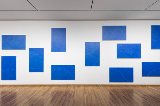 Hoh Woo-jung's ″Curve″ series (2022) - the paintings tend to ″connect″ with each other through the curves [KUMHO MUSEUM OF ART]
