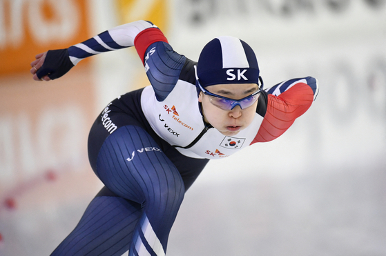 Kim Min-sun in action during the women's 500-meter race at the ISU World Cup Speed Skating Series in Heerenveen, the Netherlands on Sunday. [REUTERS/YONHAP]