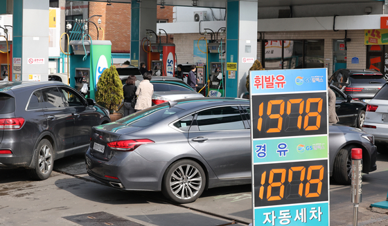 A self-service gas station in Songpa District, western Seoul, charges 1,978 won ($1.59) per liter of gasoline Tuesday, which is cheaper than Seoul's average price of 2,086 won per liter.Local gas prices are rising for an eighth consecutive week as Russia’s invasion of Ukraine drove up the price of crude oil.[YONHAP]