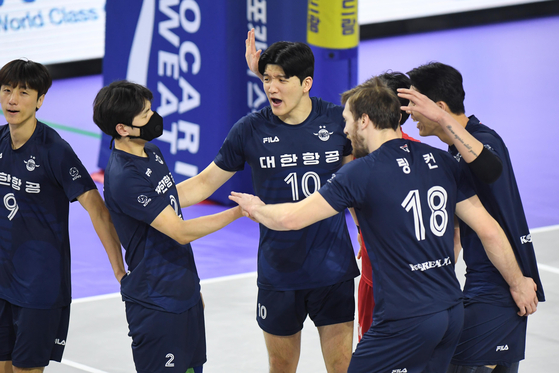 The Incheon Korean Air Jumbos celebrate after beating Suwon KEPCO Vixtorm 3-2 on March 9 at Gyeyang Gymnasium in Incheon. [YONHAP]