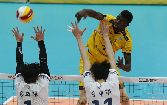 Noumory Keïta of the Uijeongbu KB Insurance Stars attacks Seoul Woori Card WooriWON on Monday at Uijeongbu Gymnasium in Gyeonggi. [YONHAP]