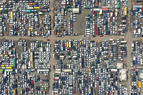 Cars in a used car export lot in Yeonsu District, Incheon, Wednesday. The small- and mid-sized enterprises in the secondhand car export business are expected to take a hit as a result of the Russian invasion of Ukraine, as used cars are 24.4 percent of the exports of small- and mid-sized enterprises to Russia.[NEWS1]