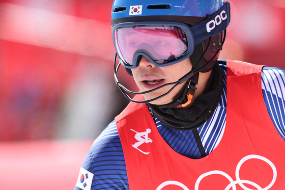 Jung Dong-hyun reacts after the second run of the men's slalom during the Beijing 2022 Winter Olympic Games at the Yanqing National Alpine Skiing Centre in Yanqing on Feb. 16. [AFP/YONHP]