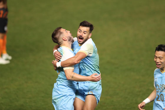 Daegu FC's Cesinha, right, celebrates with his teammates after scoring a last-minute equalizer against Thai club Buriram United in an AFC Champions League qualifying playoff at DGB Daegu Bank Park in Daegu on Tuesday. [YONHAP]