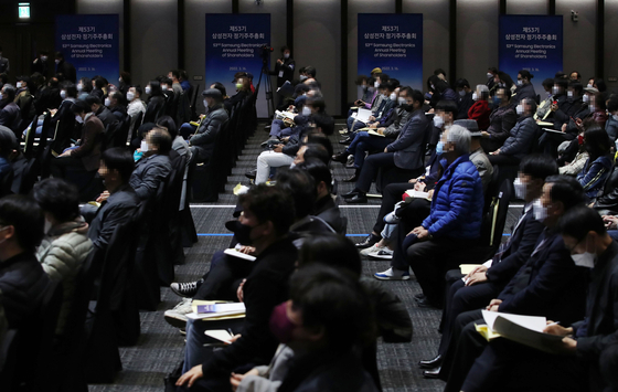 Samsung Electronics' shareholders take part in an annual meeting at the Suwon Convention Center in Gyeonggi on Wednesday morning. [YONHAP]