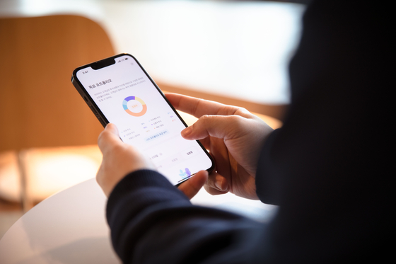 A model uses robo-advisor app Fint [DECEMBER & COMPANY]