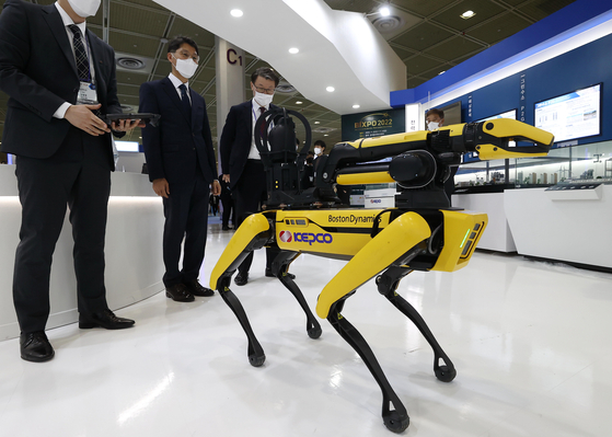 An inspection robot is demonstrated at the Korea Electric Power Corporation's booth at the Korea Smart Grid Expo 2022 held at Coex, southern Seoul, Thursday. [YONHAP]
