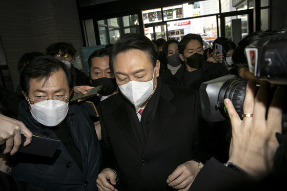 People Power Party (PPP) presidential candidate Yoon Suk-yeol is surrounded by reporters at the National Assembly in western Seoul after canceling all campaign activities Monday amid the announcement of a complete overhaul of the PPP election campaign committee. [NEWS1]