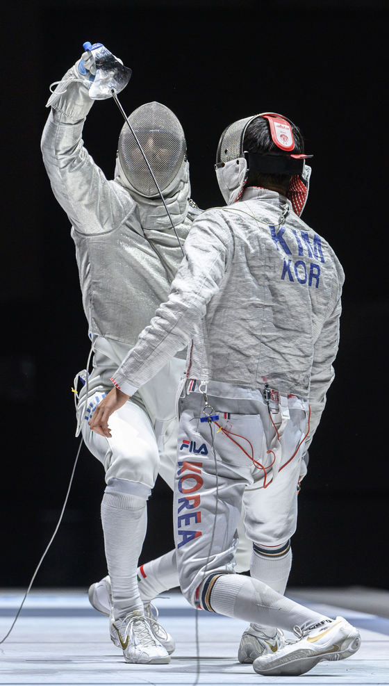 Kim Jung-hwan, right, in action against Aron Szilagyi of Hungary during their semifinal bout of the men's sabre World Cup in Budapest, Hungary on Saturday. [EPA/YONHAP]