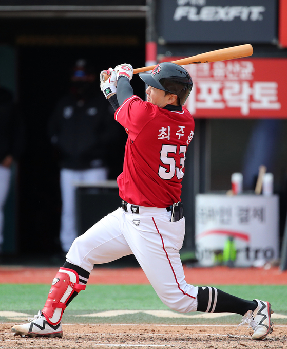 Choi Joo-hwan of the SSG Landers hits a two-run homer against the KT Wiz at KT Wiz Park in Suwon, Gyeonggi, on Sunday. [NEWS1]