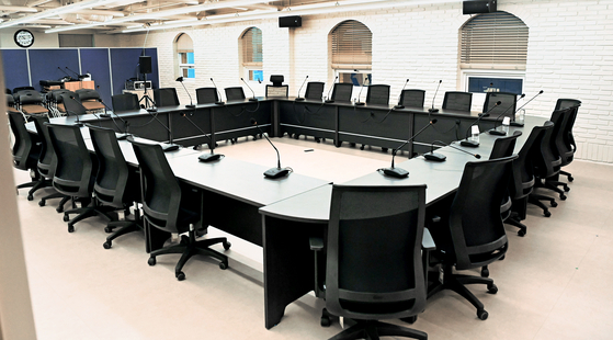 The conference room at the headquarters of the main opposition People Power Party (PPP) in Yeouido, western Seoul, Tuesday is empty amid a major overhaul of its election campaign committee leading to resignations of senior officials Monday. [KIM KYUNG-ROK]