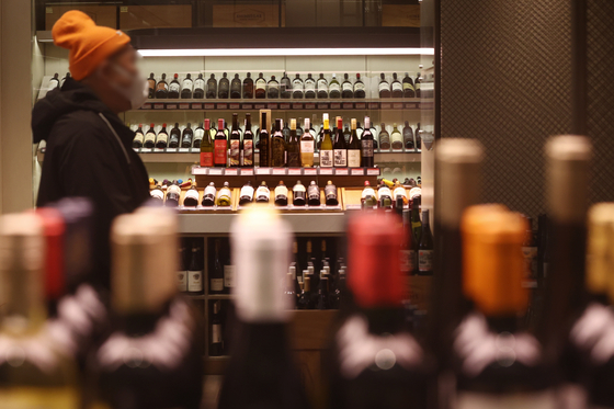 Wine on sale at Shinsegae Department Store in downtown Seoul on Tuesday. The department store announced that it is holding this year’s first wine discount event where customers will be able to purchase wine with discounts of up to 87 percent. The department store said some 12 billion won ($9.8 million) worth of wine will be sold at discounted prices, which is 10 percent more than last year. [YONHAP]