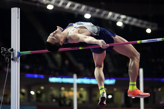 Woo Sang-hyeok makes an attempt in the men's high jump at the World Athletics Indoor Championships in Belgrade, Serbia on Sunday. [AP/YONHAP]