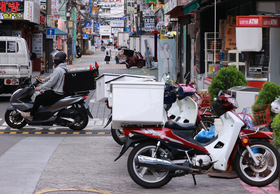 Food delivery bikes in Sincheon, Seoul. Thanks to increase in food delivery due to Covid-19 social distancing, some of the franchises such as chicken as seen earnings increase. [YONHAP] 