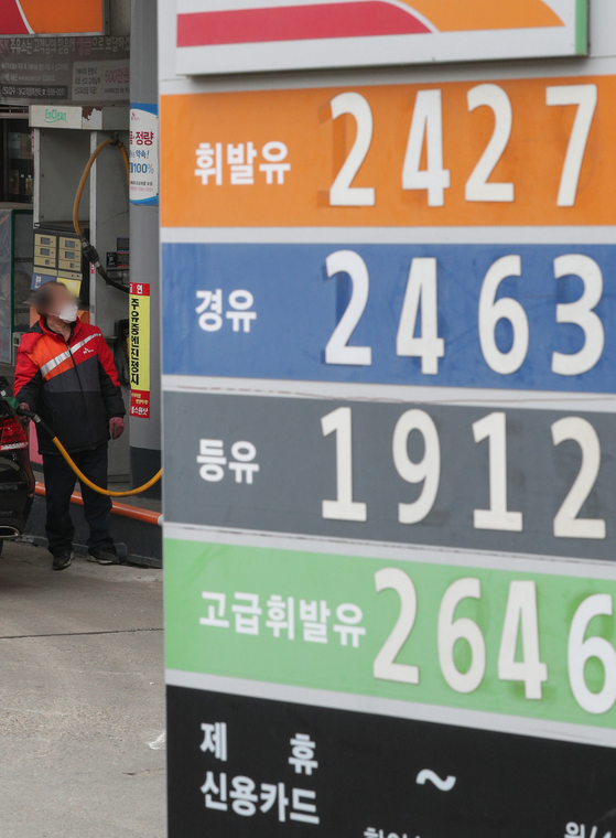 Diesel is sold at 2,463 won ($2.03) per liter at a gas station in Seoul, Wednesday, 36 won higher than the per-liter price of gasoline. Gas supply is facing challenges due to the Ukraine-Russia conflict and diesel prices are increasing at a faster rate because 20 percent of diesel supplied to Europe comes from Russia. According to Opinet, a website with oil price information from the Korea National Oil Corporation, gasoline was sold at 2,077.2 won per liter on average in Seoul and diesel at 1,998.9 won Wednesday. [NEWS1] 