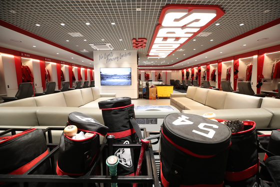 The locker room at Incheon SSG Landers Field has been redesigned with plenty of space for players to get ready, rest, relax and socialize. [NEWS1]