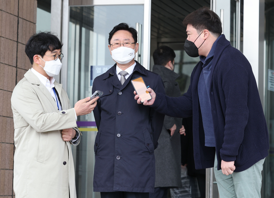 Justice Minister Park Beom-kye, center, refrains from responding to reporters' questions in front of the Justice Ministry in Gwacheon, Gyeonggi, after President-elect Yoon Suk-yeol’s transition team postponed a scheduled Justice Ministry briefing earlier Thursday. [YONHAP]