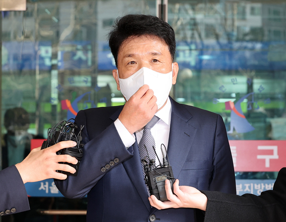 Hana Financial Group Vice Chairman Ham Young-joo speaks to the press after attending the first trial at the Seoul Western District Court on Friday where he was ruled not guilty of being involved in Hana Bank's illegal hiring practices that took place in 2015 and 2016. [YONHAP]
