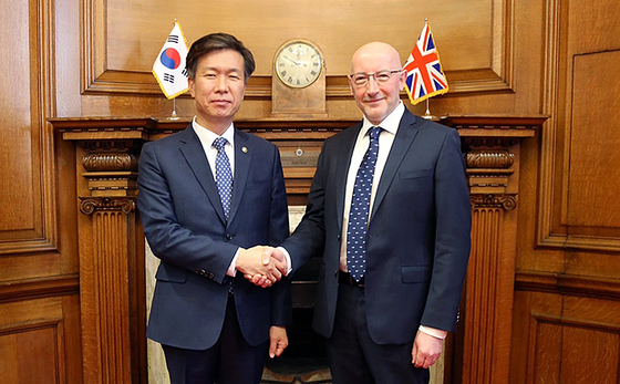National Tax Service Commissioner Kim Dae-ji poses with Britain’s Her Majesty's Revenue and Customs’ Commission Chief Executive Jim Harra in London on March 22. [NATIONAL TAX SERVICE]