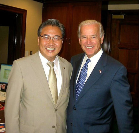 Rep. Park Jin of the People Power Party (PPP), left, poses for a photo with U.S. President Joe Biden, then a Delaware senator and chairman of the Senate Foreign Relations Committee, during a visit to Washington in August 2008. [JOONGANG PHOTO] 