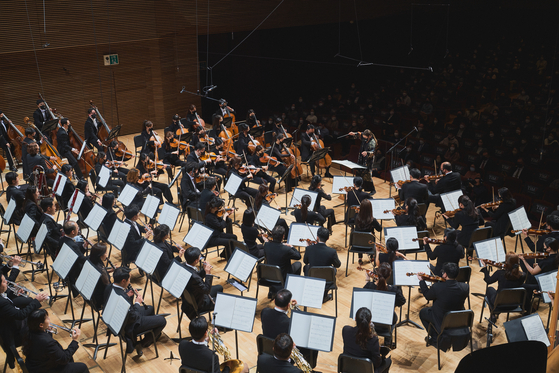 Dalia Stasevska conducts the Tongyeong Festival Orchestra during the opening concert of the 20th Tongyeong International Music Festival (TIMF) on Friday at Tongyeong Concert Hall in Tongyeong, South Gyeongsang. [KIM SI-HOON]