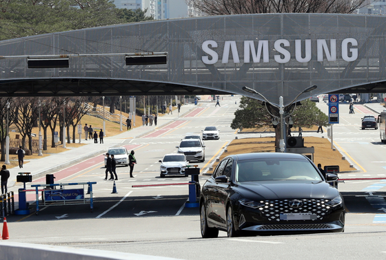The entrance to the headquarters of Samsung Electronics in Suwon, Gyeonggi, which was raided by prosecutors on Monday. [YONHAP]