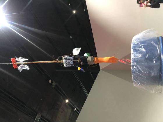 How the above text score has been embodied in the exhibition. It was created by artist Kwon Yongjoo. [SHIN MIN-HEE]