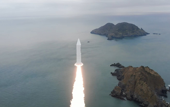 A photo provided by the Defense Ministry shows Korea's first successful launch of a solid-fuel space rocket in Taean, South Chungcheong on Wednesday. [YONHAP]