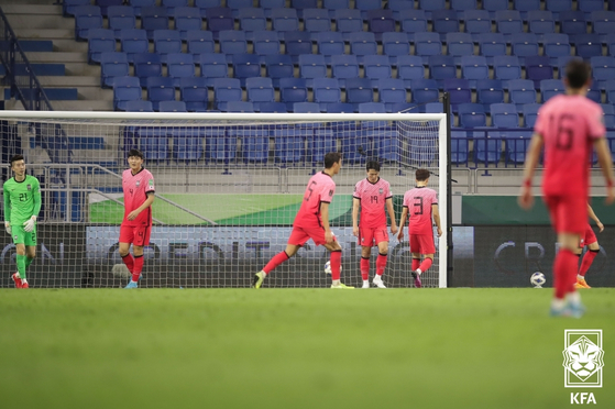 Korean players react after Hareb Abdullah of the United Arab Emirates scores in the 54th minute of World Cup qualifier at Al-Maktoum Stadium in Dubai on Tuesday. [YONHAP]