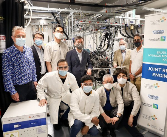 Employees and researchers at Hyundai Motor Group, Saudi Arabia's state-run oil company Aramco and King Abdullah University of Science and Technology (Kaust) pose for a photograph. Hyundai Motor Group announced Wednesday it agreed to jointly develop an ultra-lean burn engine and other technologies to reduce carbon dioxide emissions with Aramco and Kaust. [HYUNDAI MOTOR GROUP]