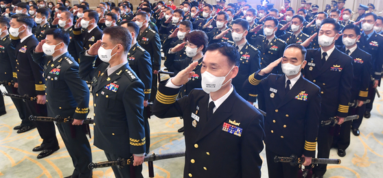 Recently promoted one-star generals salute President Moon Jae-in at a ceremony in the Blue House on Thursday, where Moon conferred ceremonial swords to 75 newly-promoted one-star generals. Opposition politicians criticized a "promotion spree" in the final month of Moon’s term.  [JOINT PRESS CORPS]