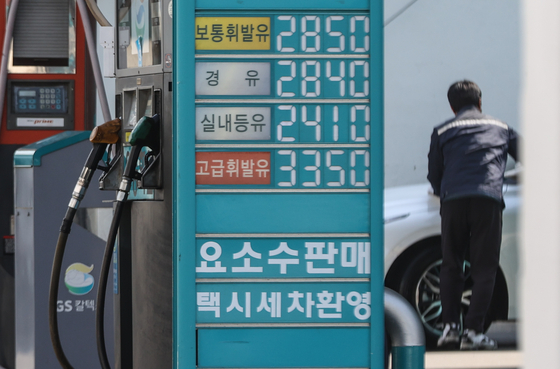 Gasoline sells for more than 2,000 won a liter at a gas station in Seoul. [YONHAP] 