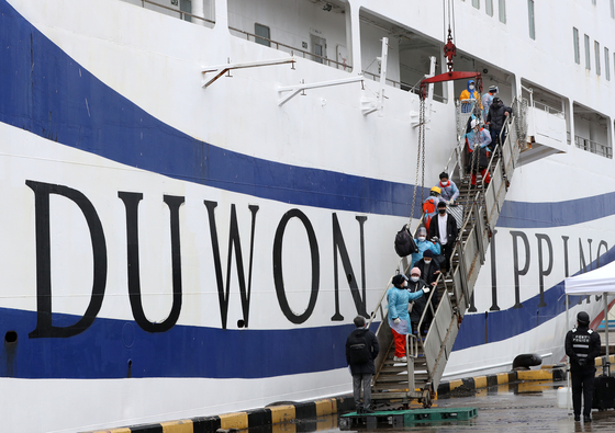 Korean citizens who have been staying in Russia disembark from a specially-arranged passenger ship that arrived in Donghae International Passenger Terminal in Gangwon on Thursday. They were previously unable to return home as all direct flights between Korea and Russia were canceled after Russia invaded Ukraine.  [YONHAP]