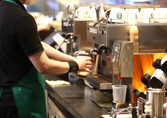 Coffee brewed at Starbucks in Seoul. [YONHAP] 