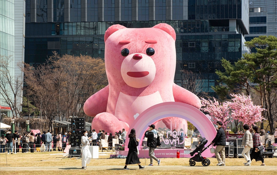 A 15-meter (49-foot) tall teddy bear is displayed on the lawn in front of Lotte Tower in Jamsil, southern Seoul, on Sunday. The bear, Bellygom, is a popular YouTube character created by an in-house start-up of Lotte Home Shopping in 2018. It currently has over 300 million YouTube views and over 1.1 million followers on social media. According to Lotte Home Shopping, some 500,000 people have come to see Bellygom since Friday. [LOTTE HOME SHOPPING]