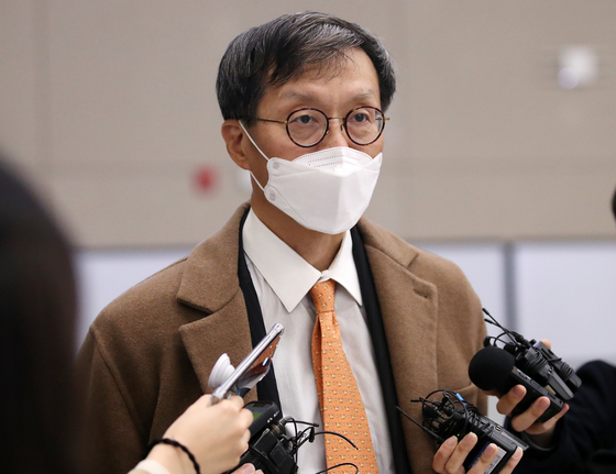 Rhee Chang-yong, Bank of Korea governor nominee, speaks to reporters at Incheon International Airport upon arrival from Washington on Wednesday. [NEWS1]
