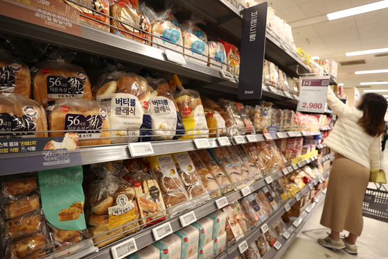 Consumer prices grew at the fastest pace in 10 years due to rising energy prices. As a result manufactured food product prices were up 6.4 percent. [YONHAP] 