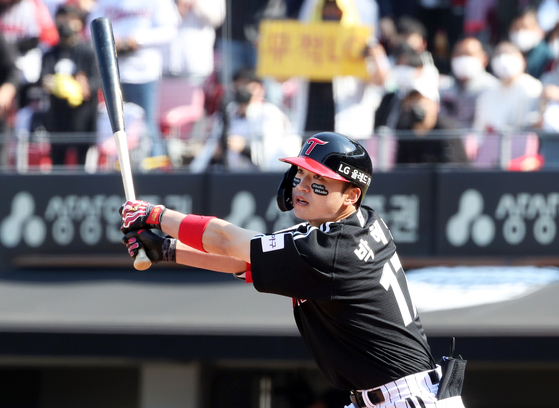 Park Hae-min bats for the LG Twins at the top of the fourth inning against the Kia Tigers at Gwangju-Kia Champions Field in Gwangju on Saturday. [YONHAP]