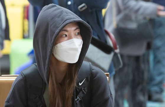 Shim Suk-hee waits at Incheon International Airport on Sunday to jet off to Canada for the 2021-22 International Skating Union (ISU) Short Track World Championships that will start Friday in Montreal. [NEWS1]