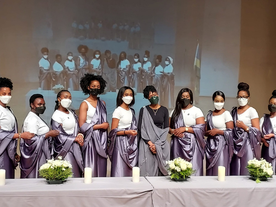 Ambassador of Rwanda to Korea Yasmin D. Amri Sued, sixth from left, commemorates the 1994 Genocide against the Tutsi at the Yongsan Art Hall in central Seoul on Thursday, with members of the Rwandan community in Seoul. Participants to the commemoration event, held in a hybrid online-offline format due to the Covid-19 pandemic, also included Ambassador of Gabon to Korea Carlos Victor Boungou, Seoul Mayor Oh Se-hoon and Deputy Minister for Political Affairs in the Foreign Ministry Yeo Seung-bae. The event, taking place during the commemoration period commonly referred to as Kwibuka, the Kinyarwanda word for remembrance, was held under the theme of “Remember-Unite-Renew,” to remember the victims and raise awareness on the threat of genocide. [EMBASSY OF RWANDA IN KOREA]