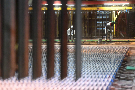 Employees work at nonferrous metal supplier Nyrstar's plant in Auby, France, on Jan. 7. The French company shut its plant for two months due to soaring electricity costs. [AFP/YONHAP]
