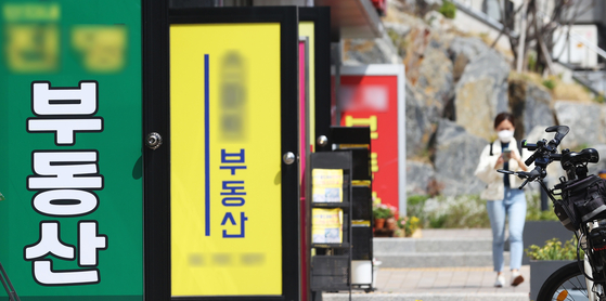 Apartment transactions in Seoul rebounded by about 25 percent in March compared to the previous month, a month after the March 9 presidential election. Analysts estimate that the number of Seoul apartment transactions will exceed 1,000 in March, after hitting a low of 805 in February. [YONHAP]