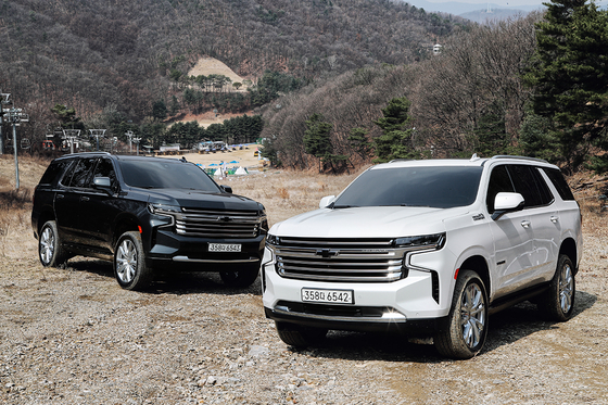 Tahoe full-size SUVs sit on a bumpy dirt road. [GM KOREA] 