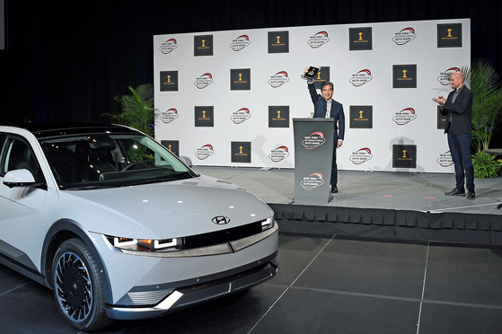 Hyundai Motor CEO and President Chang Jae-hoon holds up the trophy after winning the World Car of the Year award in New York on Wednesday. [HYUNDAI MOTOR]