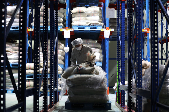 An imported food product storage facility in Eumseong, North Chungcheong on April 11. Imported good prices has seen the sharpest year-on-year growth in 15 years in March. [YONHAP] 